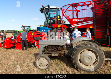 Anciens et nouveaux. 1950 tracteur Massey-Ferguson et le 2010 Rexor 620 Grimme arracheuse à betteraves. Ingworth Trosh, Norfolk, Royaume-Uni. Banque D'Images