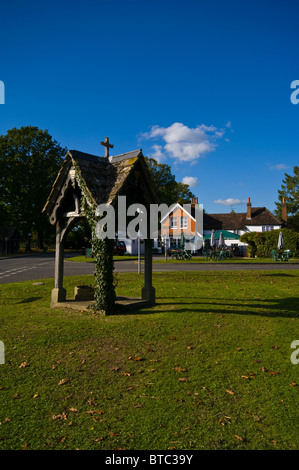 Le vieux village sur la pompe Leigh vert avec la charrue à l'arrière-plan Pub Surrey England Banque D'Images