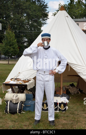 La reconstitution médiévale en costume d'un soldat à la guerre de 1812, l'hôtel particulier Riversdale campement, Riverdale, Maryland. Banque D'Images