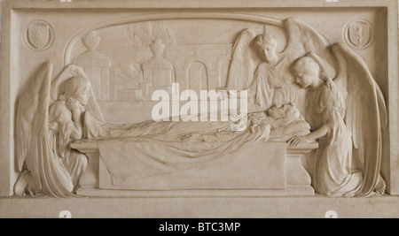 Sculpture relief Art Nouveau dans le sud à l'île de l'église St Andrews, Blickling, Norfolk, Angleterre, Royaume-Uni. Banque D'Images