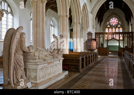 L'église St Andrews intérieur avec la sculpture du marquis de Lothian avec les anges. Blickling, Norfolk, Angleterre, Royaume-Uni. Banque D'Images