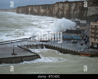 Vagues brisant contre St Valery-en-caux lors d'une tempête hivernale Banque D'Images