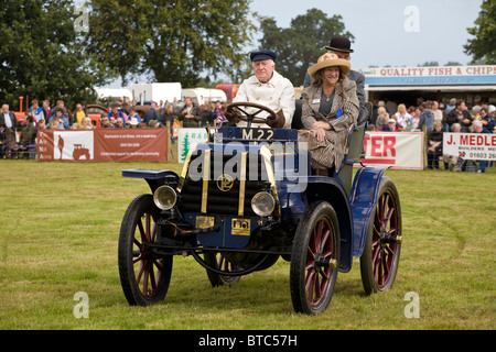 Marian Williams, président de l'Aylsham Show, en 1899 une Panhard et Levassor à l'événement de 2010. Norfolk, Angleterre, Royaume-Uni. Banque D'Images