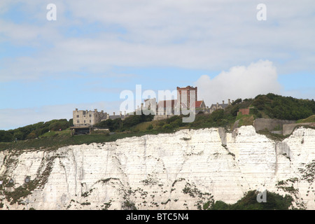 Les falaises blanches de Douvres et le château de Douvres vu de la Manche. L'église de Sainte Marie dans la région de Castro domine le cliftop Banque D'Images