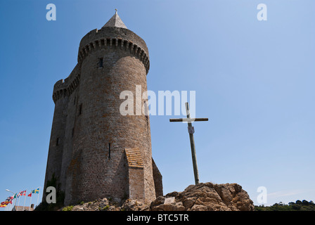 L'âge moyen Tour Solidor à St Servan dans la ville de St Malo et Jaques Cartier cross Banque D'Images