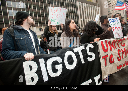 Les protestataires manifester contre News Corp., la société mère de Fox News, à New York Banque D'Images