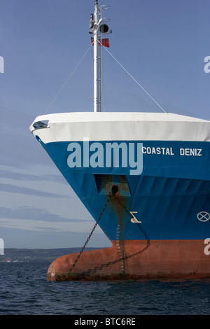 Bulbe de deniz côtières risque marchandises sèches un navire au mouillage dans les eaux côtières de l'uk Banque D'Images