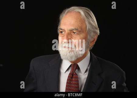 Portrait de phoque barbu et aux cheveux gris senior businessman en costume et cravate, studio shot, fond noir, le 16 octobre, 2010 Banque D'Images