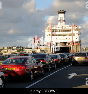 Voitures de mise en file d'attente en ligne à bord d'un ferry qui traversent la manche à St Malo ouest France Banque D'Images