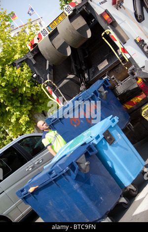 Collecte des déchets à Cannes en France. Banque D'Images