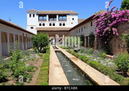 Le Patio de la Acequia (Cour de la canal d'eau) à l'intérieur du Generalife de l'Alhambra à Grenade, Espagne Banque D'Images