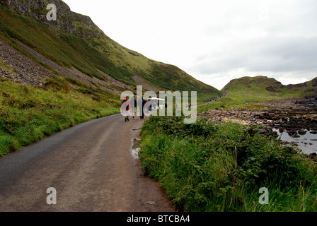 Bus touristique sur la route près de la Chaussée des Géants, le comté d'Antrim, en Irlande du Nord Banque D'Images