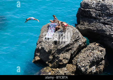 Adolescent plongée sous-marine dans la mer des rochers à Playa Estepona sur la Costa del Sol à Nerja, Espagne Banque D'Images