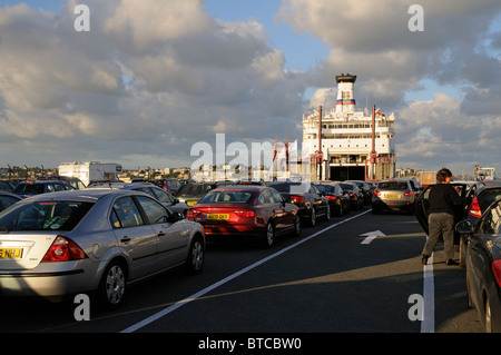 Voitures de mise en file d'attente en ligne à bord d'un ferry qui traversent la manche à St Malo ouest France Banque D'Images