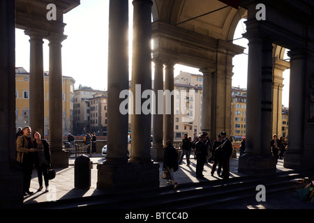 Les touristes d'admirer l'architecture et des officiers carabiniers patrouille dans Florence Piazza degli Uffizi. Banque D'Images