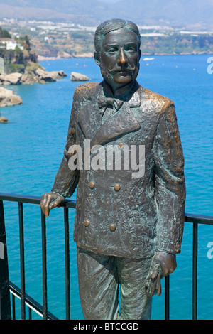 Gros plan de la statue de Roi espagnol Alfonso XII au Balcon de Europa à Nerja sur la Costa del Sol dans la province de Malaga, Espagne Banque D'Images