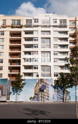 Liban, Beyrouth . Le rêve urbain. Nouveaux appartements avec impression de panneau publicitaire montrant les artistes. Banque D'Images