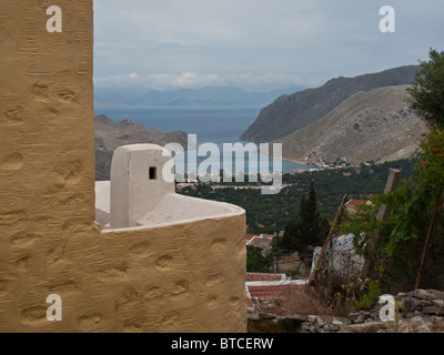 Vue vers le bas à Pedi Beach de la vieille ville de Symi Banque D'Images