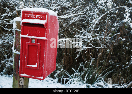 Post box dans la neige Banque D'Images