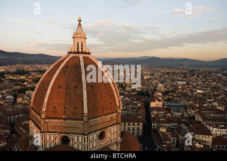 La coupole de Brunelleschi vu de sur le clocher de Giotto (campanile) à Florence. Banque D'Images