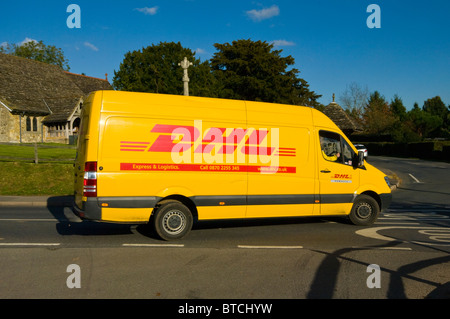 Livraison DHL Van véhicule jaune Banque D'Images