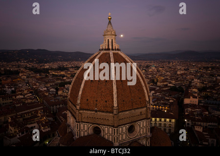 La coupole de Brunelleschi vu de sur le clocher de Giotto (campanile) à Florence. Banque D'Images