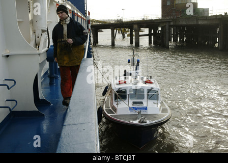 L'unité de police maritime de la Police métropolitaine sur la Tamise, l'inspection d'un cargo, Londres, Royaume-Uni Banque D'Images