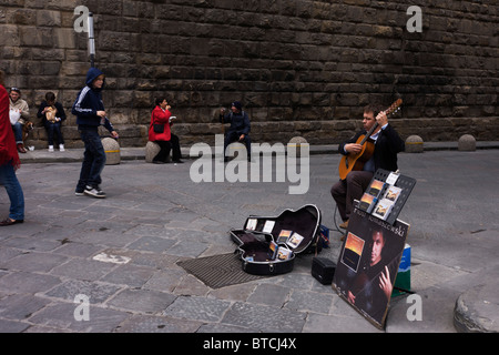 Guitariste classique joue pour les touristes à Florence Piazza degli Uffizi Banque D'Images