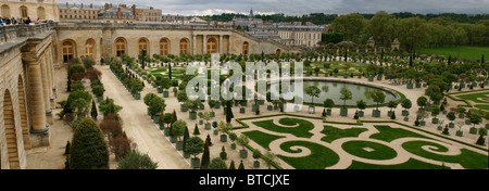Large panorama de versailles célèbre jardin orange en france Banque D'Images