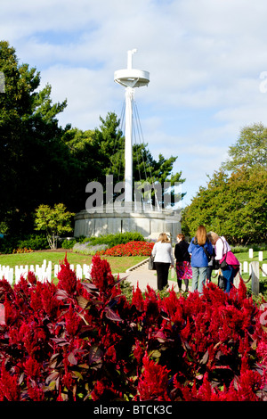 Mât du Maine memorial au cimetière national d'Arlington, Arlington, Va. Visiteurs sur chemin de Memorial. Banque D'Images