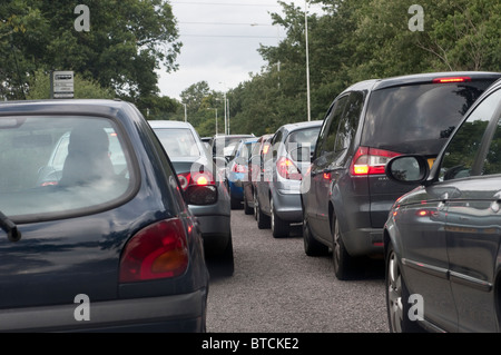 Les files d'attente et la congestion du trafic aux heures de pointe sur une route en Angleterre. Banque D'Images