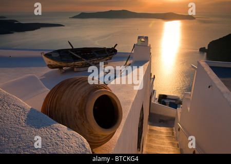 Voile sur la terrasse du toit Firostefani Santorini Cyclades Grèce au coucher du soleil Banque D'Images