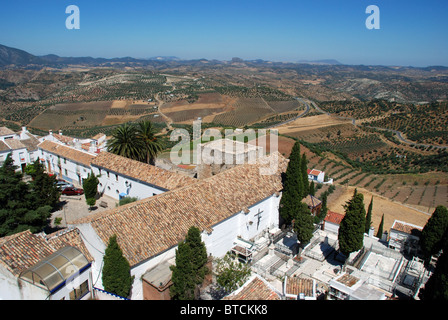 Vue sur les toits de la ville et la campagne environnante, Olvera, Province de Cadix, Andalousie, Espagne, Europe de l'Ouest. Banque D'Images
