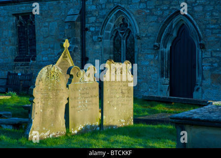 Les pierres tombales dans le cimetière de St Michael's Church, près du village de Linton, Wharfedale, Yorkshire, Angleterre, Royaume-Uni Banque D'Images