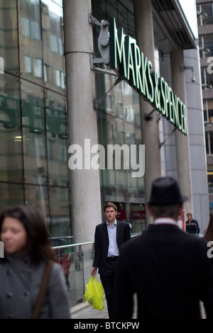 Marks and Spencers department store exterior moorgate london, avec les consommateurs Banque D'Images