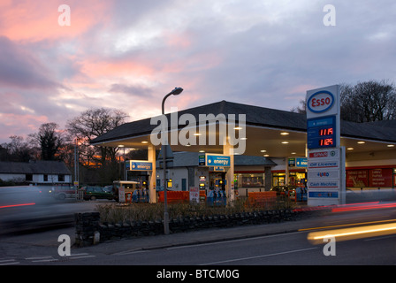 Station essence Esso (et magasin Spar) à Troutbeck Bridge, près de Windermere, Cumbria, Angleterre, Royaume-Uni Banque D'Images