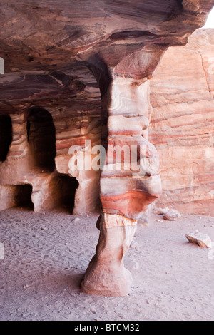 Rock cut tombes de l'ancienne ville Petra, Jordanie. Banque D'Images