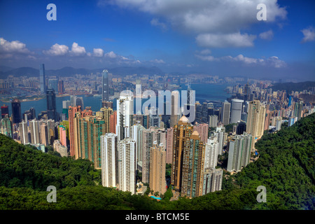 Hong Kong Kowloon et de la vue sur l'horizon classique de pointe y compris le port de Victoria sur beau jour clair Banque D'Images