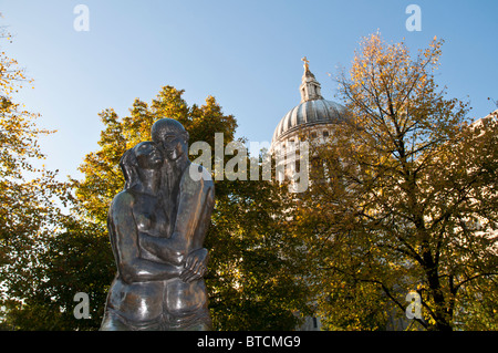 Londres - le 25 octobre : Détail de jeunes amoureux, un morceau de l'artiste Georg Ehrlich en dehors de Saint Pauls Cathedral. 25 octobre 2010 à Londres, en Angleterre. Banque D'Images
