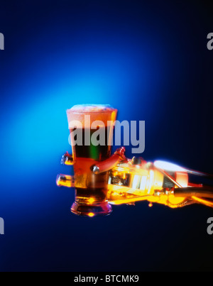 La main du robot avec boisson Banque D'Images