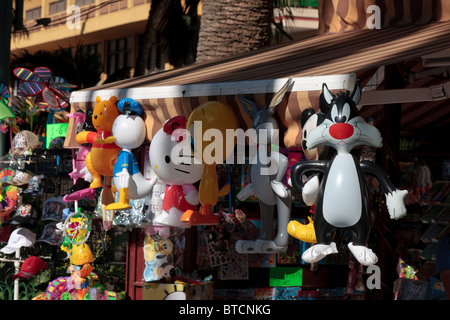 Ballons en forme de personnages de dessins animés s'accrocher un kiosque dans le cadre de la Plaza del Charco à Puerto de La Cruz Tenerife Banque D'Images