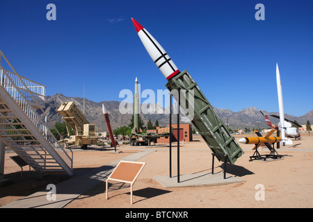 Missiles militaires à l'affiche au White Sands Missile Range Museum, Nouveau Mexique. Banque D'Images