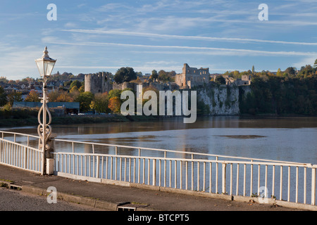 Pont en fer au-dessus de la rivière Wye et château de CHEPSTOW Banque D'Images