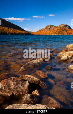 L'automne à l'étang de la Jordanie avec les bulles au-delà dans l'Acadia National Park, Maine USA Banque D'Images