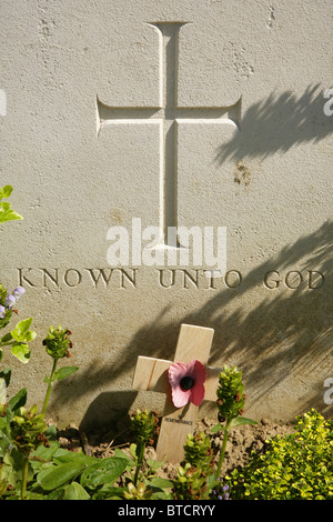 Tombe du soldat allié inconnu inscrit 'Connaître Dieu' dans le cimetière de guerre britannique, la France. Banque D'Images