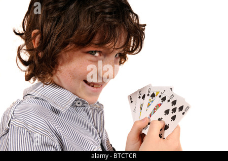 Jeune garçon de jeu de poker cartes à jouer Banque D'Images