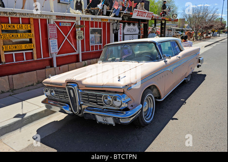 Edsel rose en face de la vis rouillées et Thunderbird magasin indien Seligman Arizona Route 66 Banque D'Images