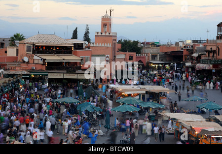 Djema El Fna à Marrakech avec des stands de nourriture et des foules de nuit. Banque D'Images