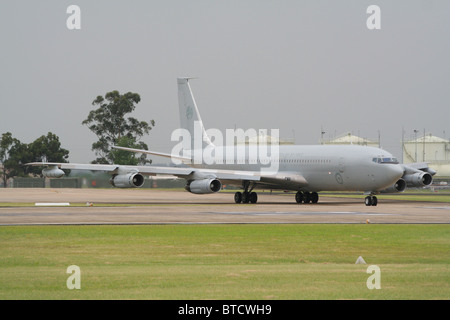 Royal Australian Air Force (RAAF) boeing 707 tanker taxiing à la piste de décollage sur son raafb homebase richmond. Banque D'Images