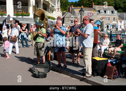 Les amuseurs publics sur le port de Padstow à Cornwall, UK Banque D'Images